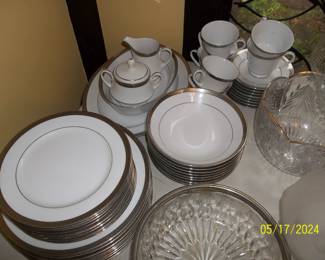 beautiful set of Noritake china "Queen's platinum"