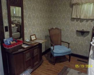 another piece that goes with the king bed set, mirror too!