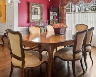 Queen Anne Style Dining Table & Chairs. 