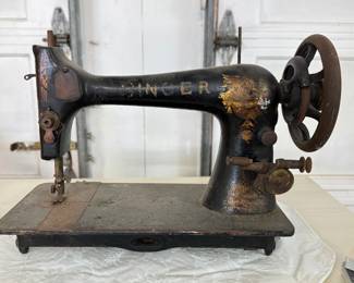 Antique Singer Sewing Machine. 