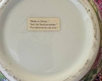 Chinese Reproduction Ginger Jar with Lid. Measures 9" H x 7" W. Photo 2 of 2. 