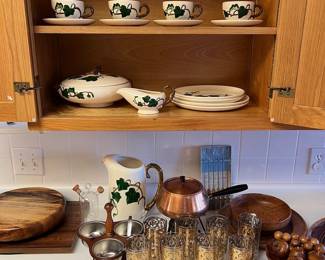 Poppytrail California Ivy dishes, Georges Briard 22K gold scroll highball glasses