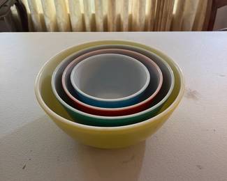 Pyrex set of 4 nest of bowls