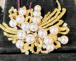 18k yellow gold, Akoya pearl and diamond brooch