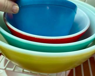 Pyrex nesting bowl set