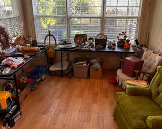 And yet ANOTHER room filled with assorted tchotchkes and decor! 