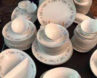 A beautiful VINTAGE NORITAKE China Set ~ WELLESLEY Pattern! Many pieces! 