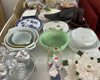 Vintage Pyrex mixing bowls