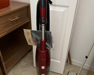 Upright vacuum 