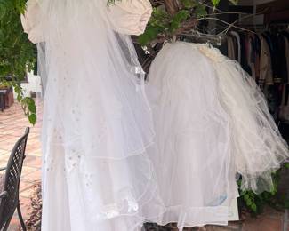 VINTAGE WEDDING DRESS - PRESERVED IN BOX - SOOOO PRETTY!