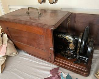 Antique Singer 12 Fiddle Sewing machine w/ bentwood cade, excellent condition, hand crank, 1890’s-1910