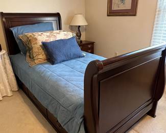 Twin sleigh bed with trundle