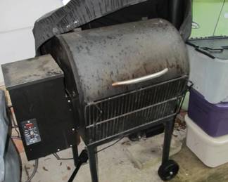 TRAEGER WOOD PELLET GRILL – electric w/ cover