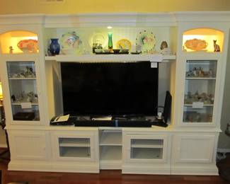Nice entertainment unit that widens and shrinks in width. 