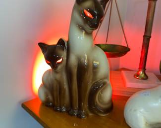 OH MY GOODNES!!!! Check out this vintage MCM double siamese cat TV lamp. The red light adds that little somethin somethin to it ambiance!