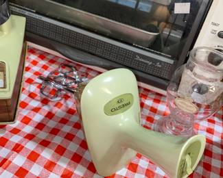 Check out this cool hand mixer! The avocado green is icing on the cake and it WORKS!