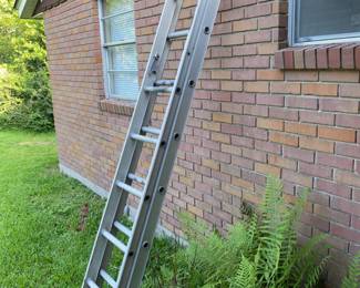 Aluminum extension ladder
