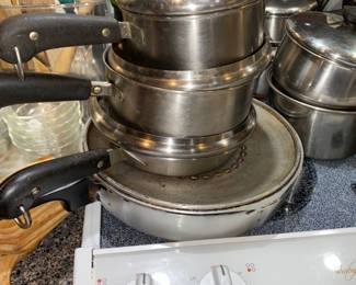 Your eyes are not deceiving you, that is a vintage Magnalite skillet. I just forgot to take a better picture of it. 