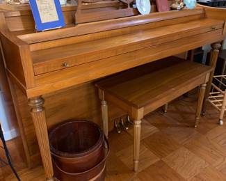 Beautiful maple Winter Spinet upright piano. Becca came and tested it out and although it needs some fine tuning, she played beautifully with no dropped keys. Comes with the stool and sheet music 