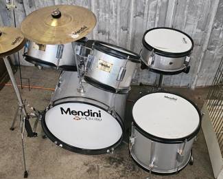SMALL SET OF DRUMS 
