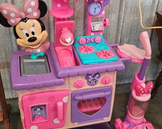 MINNIE MOUSE PLAY KITCHEN AND VACUUM