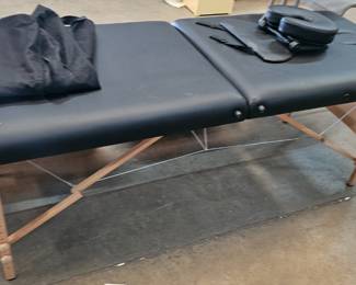 MASSAGE TABLE