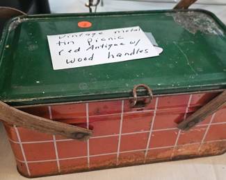 VINTAGE METAL PICNIC BASKET