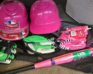 LOT OF BASEBALL / SOFTBALL ITEMS (BAT, HELMETS, GLOVES, ETC)