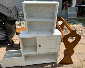 Various home decor pieces. 