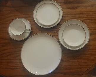 Fukagawa China service for 12 plus serving pieces (over 90 pieces)