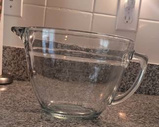 Pampered Chef  2 quart measuring cup 