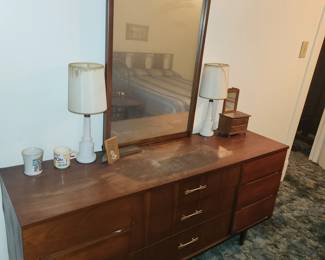 Mid-century dresser w/mirror, small table lamps
