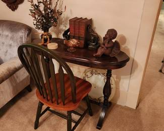 Oval desk w/chair, decorator items