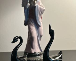 LLADRO Chrysanthemum Timid Japanese Geisha Figurine