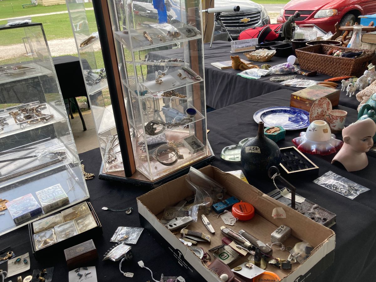 NEW SMYRNA BEACH ONE DAY SALE EMPTYING GARAGES... starts on 5/25/2024