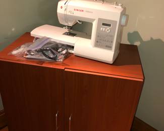 Sewing machine/sewing cabinet