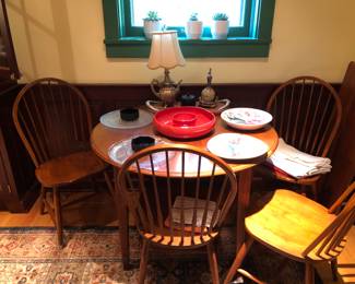 Round table with 1 leaf and 4 chairs