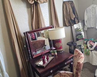 Vanity table with chair, look at the great wall arrangement