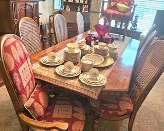a view into the beautiful dining room, 8 chairs and large table can be extended with two more leaves and pads
