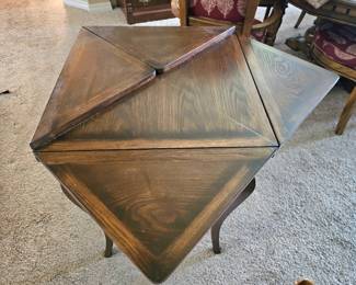 very unique table, all four corners fold out and generate a bigger table top