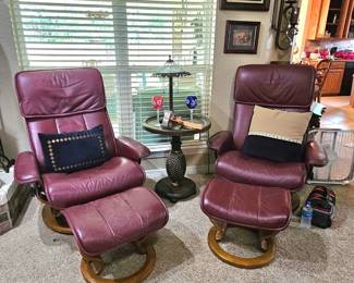 comfortable seating, loungers are leather and needs some leather cream 