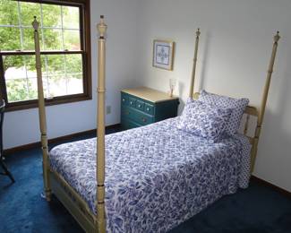 Four poster twin bed