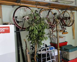 Lots of great items in the garage, even a nice bed frame