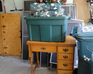 Another small desk, which really would make a great project piece