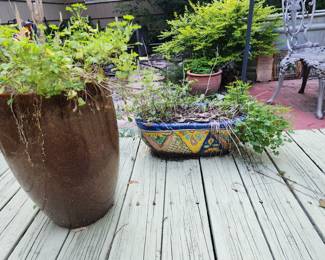 Large selection of planters, flower pots and yard decorations