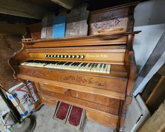 Antique pump organ