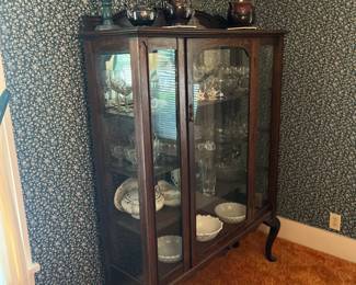 Beautiful glass curio with some nice glass pieces, yet to be discovered 