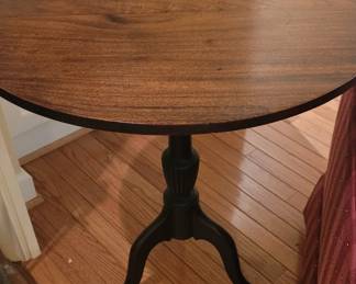 Tri-pod table with round top