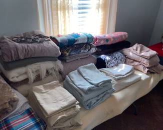 Heated Blanket, Throw Blankets, Queen Size Bed Linens, Quilt, Travel Pillow