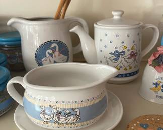 Home Styles Ribbon Geese Collection Gravy Boat & Plate, Goose Themed Pitcher and Teapot